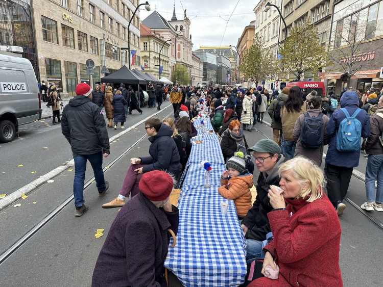 FOTOGALERIE: Tisíce lidí, fronta na Havla a Modlitba pro Martu v novém podání. Tak letos vypadaly oslavy výročí 17. listopadu na Národní třídě