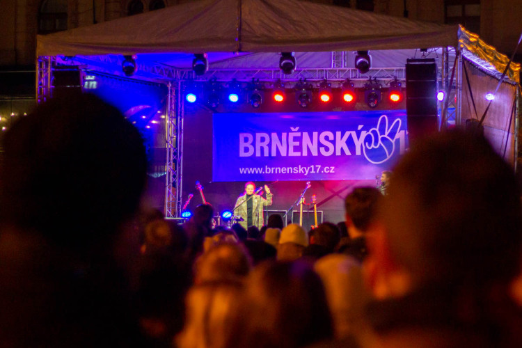 FOTOGALERIE: V centru Brna si lidé připomínají pětatřicet let od revoluce