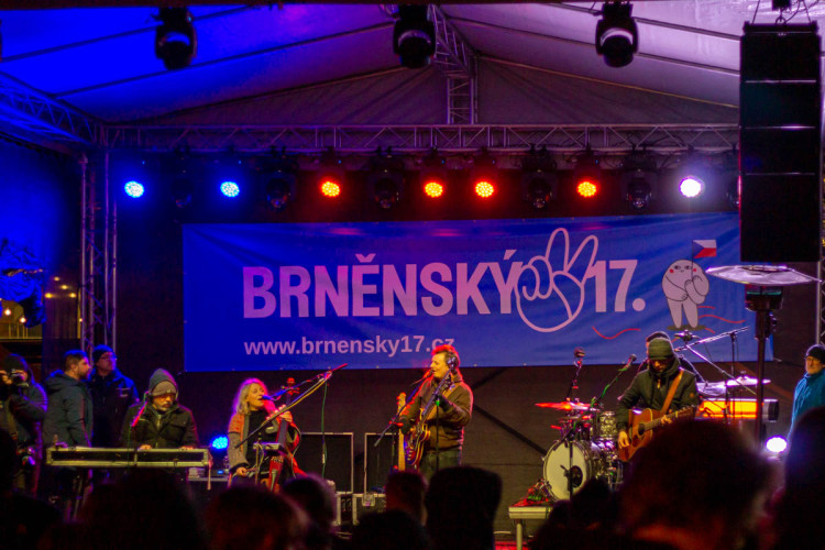 FOTOGALERIE: V centru Brna si lidé připomínají pětatřicet let od revoluce