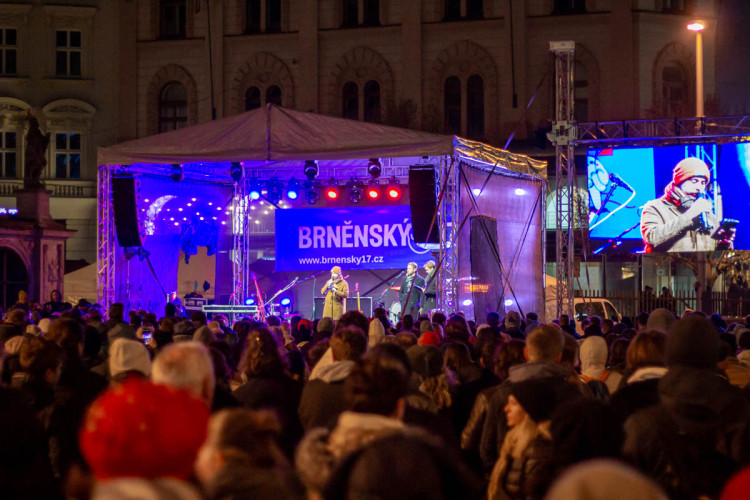 FOTOGALERIE: V centru Brna si lidé připomínají pětatřicet let od revoluce