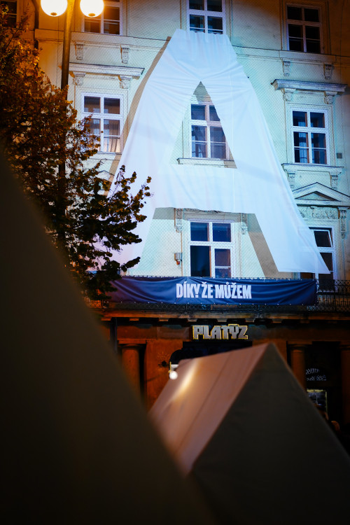 FOTOGALERIE: Tisíce lidí, fronta na Havla a Modlitba pro Martu v novém podání. Tak letos vypadaly oslavy výročí 17. listopadu na Národní třídě