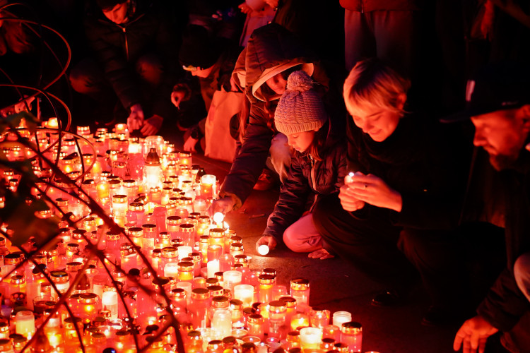 FOTOGALERIE: Tisíce lidí, fronta na Havla a Modlitba pro Martu v novém podání. Tak letos vypadaly oslavy výročí 17. listopadu na Národní třídě