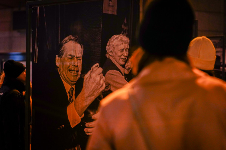 FOTOGALERIE: Tisíce lidí, fronta na Havla a Modlitba pro Martu v novém podání. Tak letos vypadaly oslavy výročí 17. listopadu na Národní třídě