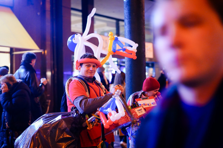 FOTOGALERIE: Tisíce lidí, fronta na Havla a Modlitba pro Martu v novém podání. Tak letos vypadaly oslavy výročí 17. listopadu na Národní třídě