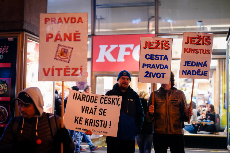 FOTOGALERIE: Tisíce lidí, fronta na Havla a Modlitba pro Martu v novém podání. Tak letos vypadaly oslavy výročí 17. listopadu na Národní třídě