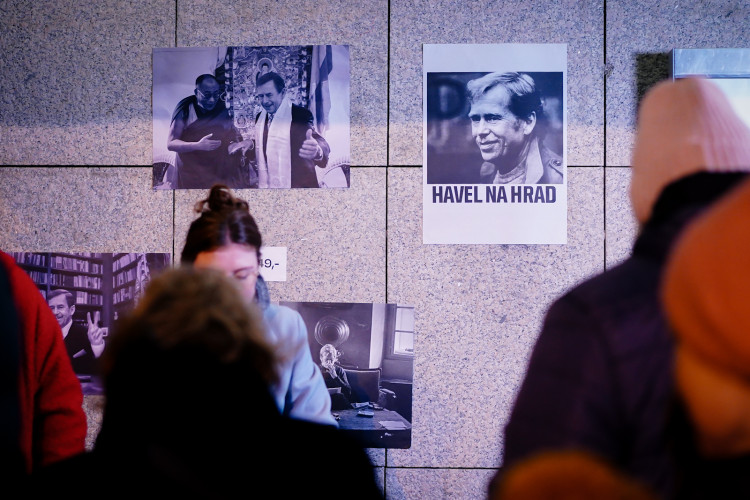 FOTOGALERIE: Tisíce lidí, fronta na Havla a Modlitba pro Martu v novém podání. Tak letos vypadaly oslavy výročí 17. listopadu na Národní třídě