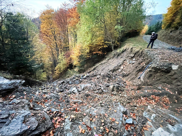 Velký sesuv, který započal na Hladové cestě a částečně ji strhl nad spodní nádrží Dlouhé stráně – v kolmé části sesuvu je husí krk pro odvodnění cesty. Jeden ze sesuvů na rušil statiku sloupu vysokého napětí.