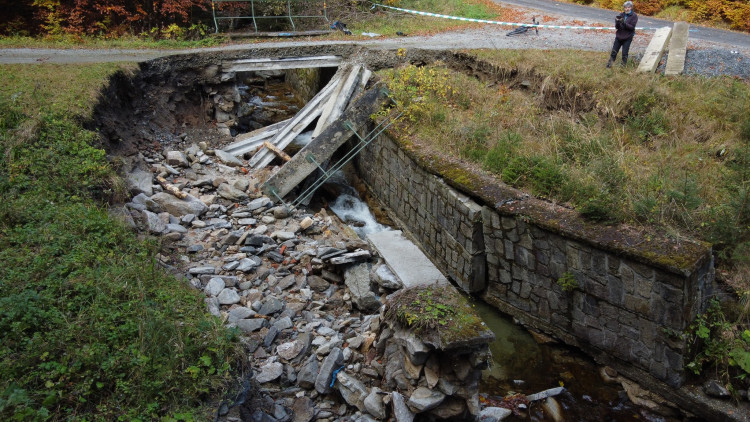 Vážně poničený most přes Poniklý potok. Málo kapacitní mosty představují riziko zejména při jejich zanesení a následném protržení, kdy vzniklá vlna nese daleko více energie.