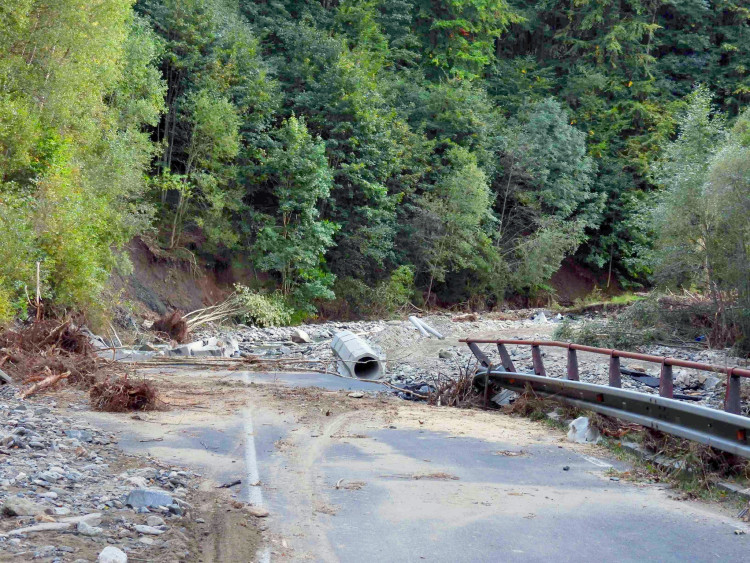 Severní Jeseníky, Bílý potok. V dolních částech toků pod svahy Jeseníků už energie vody odnáší domy a likviduje vše, co je v cestě.