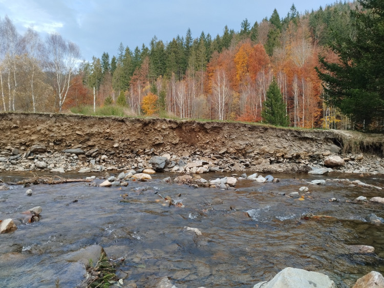 Příroda v Jeseníkách mimo území obcí při povodních vrátila řeky do své přirozené podoby a krásy. To je jediný pozitivní výsledek povodní. 3