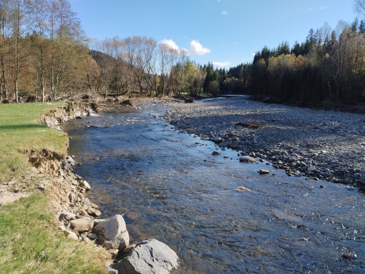 Příroda v Jeseníkách mimo území obcí při povodních vrátila řeky do své přirozené podoby a krásy. To je jediný pozitivní výsledek povodní. 5