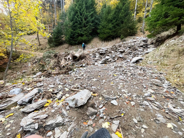 Sesuv na Hladové cestě pod chatou Petrova. Transportovaný materiál dosáhl až do výšky 3 metrů poté, co se ucpal kruhový propustek. Sesuv pokračuje stovky metrů níže a část vody odtékala zrychleně po cestě ve spádnici.