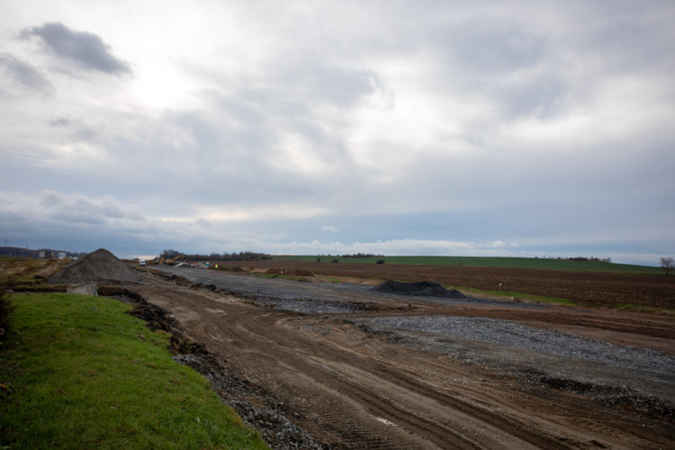 FOTOGALERIE: Výstavba dálničního úseku Olomouc - Kokory je v polovině, hotovo má být za rok