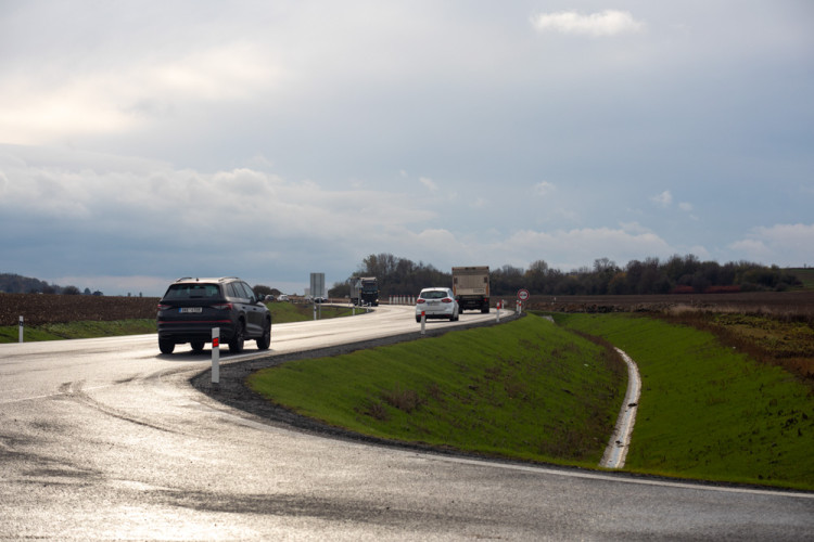 FOTOGALERIE: Výstavba dálničního úseku Olomouc - Kokory je v polovině, hotovo má být za rok