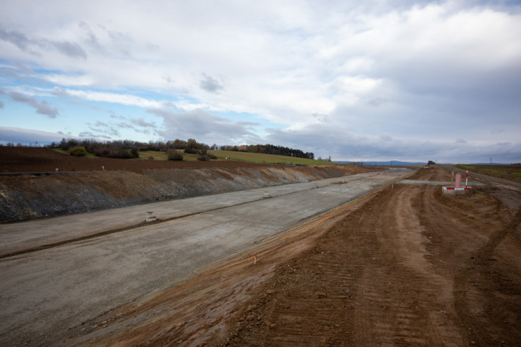 FOTOGALERIE: Výstavba dálničního úseku Olomouc - Kokory je v polovině, hotovo má být za rok