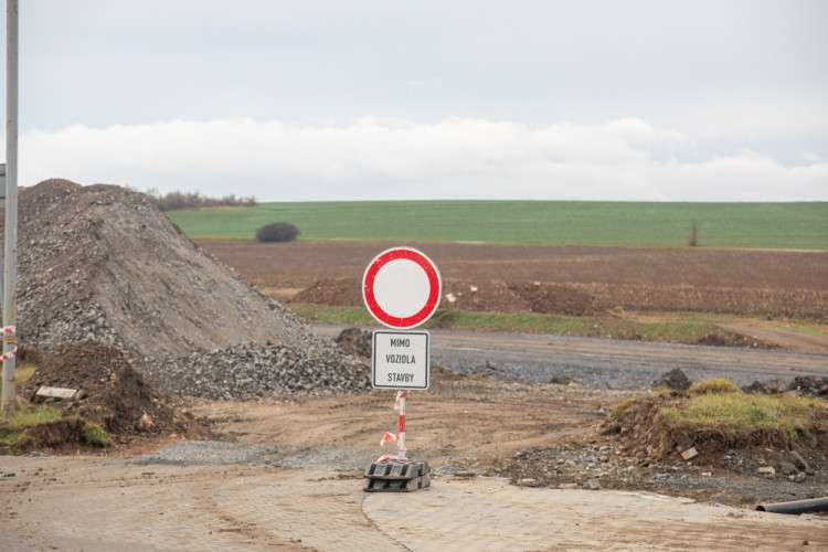 FOTOGALERIE: Výstavba dálničního úseku Olomouc - Kokory je v polovině, hotovo má být za rok