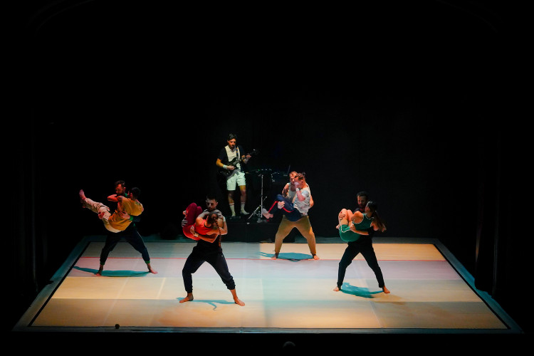 FOTOGALERIE: Akrobatická čísla i příběh. Podívejte se, jak vypadá moderní cirkus