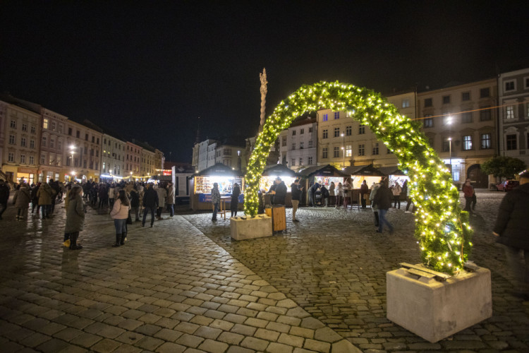 FOTOGALERIE: Začaly vánoční trhy v Olomouci. Před orlojem září strom Floriánek