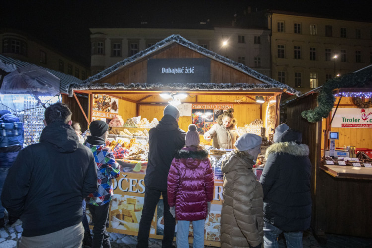FOTOGALERIE: Začaly vánoční trhy v Olomouci. Před orlojem září strom Floriánek