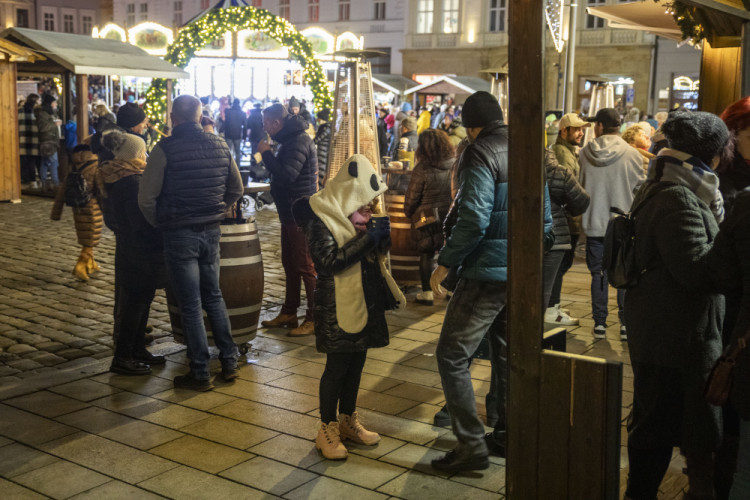 FOTOGALERIE: Začaly vánoční trhy v Olomouci. Před orlojem září strom Floriánek