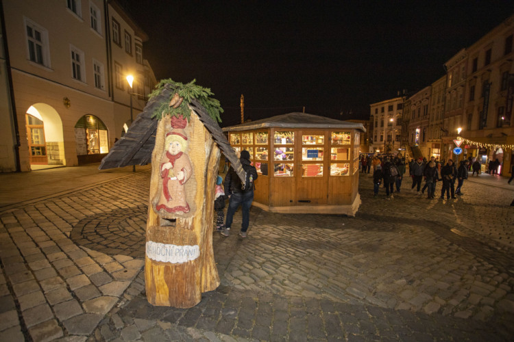 FOTOGALERIE: Začaly vánoční trhy v Olomouci. Před orlojem září strom Floriánek