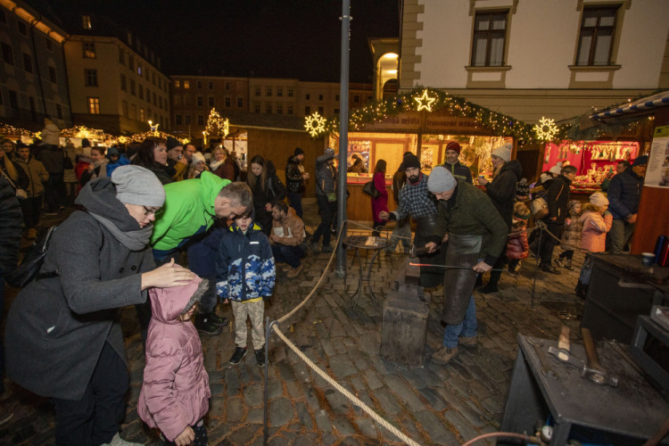 FOTOGALERIE: Začaly vánoční trhy v Olomouci. Před orlojem září strom Floriánek