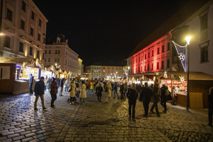 FOTOGALERIE: Začaly vánoční trhy v Olomouci. Před orlojem září strom Floriánek