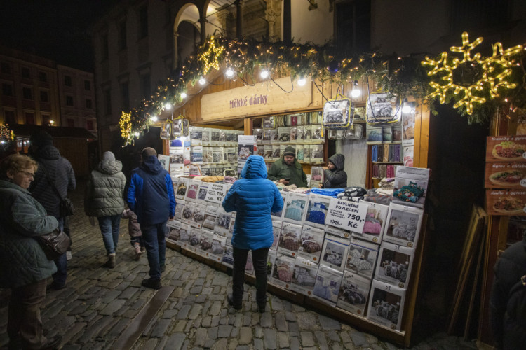 FOTOGALERIE: Začaly vánoční trhy v Olomouci. Před orlojem září strom Floriánek