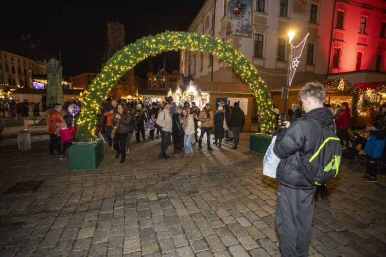 FOTOGALERIE: Začaly vánoční trhy v Olomouci. Před orlojem září strom Floriánek