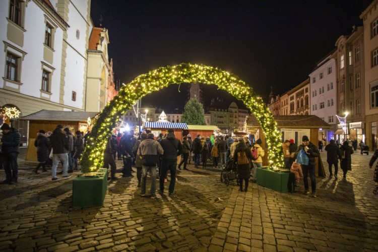 FOTOGALERIE: Začaly vánoční trhy v Olomouci. Před orlojem září strom Floriánek
