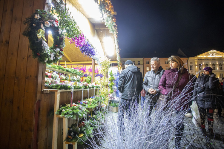 FOTOGALERIE: Začaly vánoční trhy v Olomouci. Před orlojem září strom Floriánek
