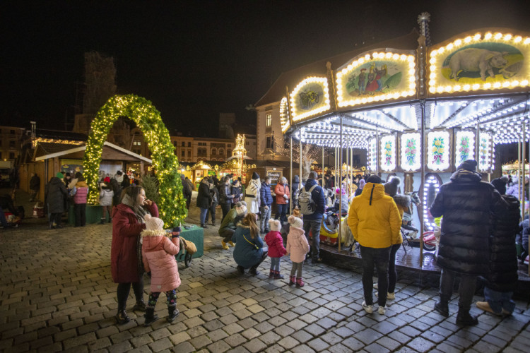 FOTOGALERIE: Začaly vánoční trhy v Olomouci. Před orlojem září strom Floriánek