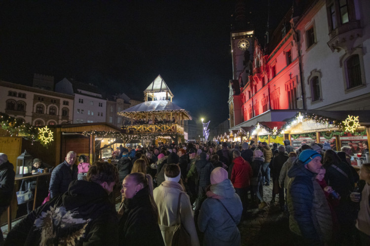 FOTOGALERIE: Začaly vánoční trhy v Olomouci. Před orlojem září strom Floriánek