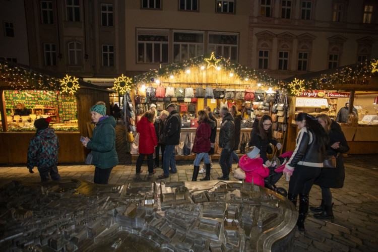 FOTOGALERIE: Začaly vánoční trhy v Olomouci. Před orlojem září strom Floriánek