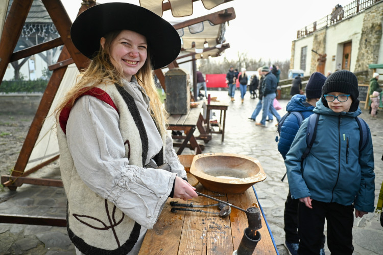FOTOGALERIE: Vánoce v Ostravě baví. Lidé navštěvují hrad i světelná městečka