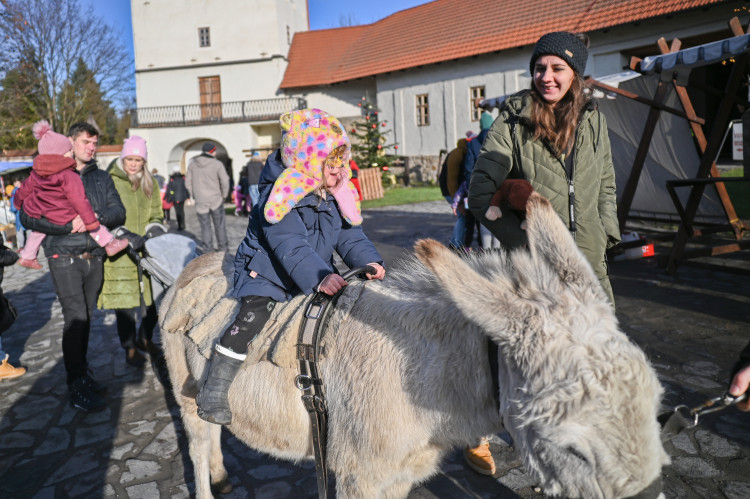 FOTOGALERIE: Vánoce v Ostravě baví. Lidé navštěvují hrad i světelná městečka