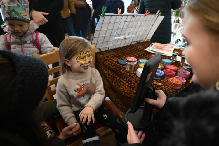 FOTOGALERIE: Vánoce v Ostravě baví. Lidé navštěvují hrad i světelná městečka