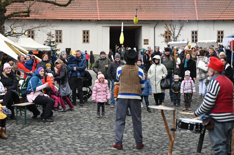 FOTOGALERIE: Vánoce v Ostravě baví. Lidé navštěvují hrad i světelná městečka