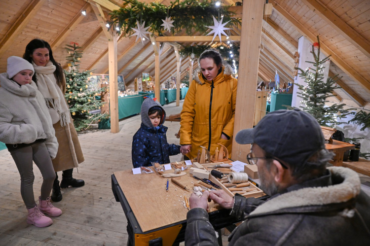 FOTOGALERIE: Vánoce v Ostravě baví. Lidé navštěvují hrad i světelná městečka