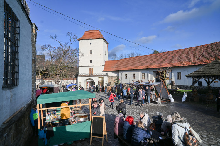 FOTOGALERIE: Vánoce v Ostravě baví. Lidé navštěvují hrad i světelná městečka