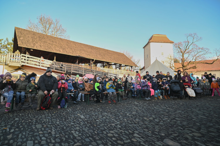 FOTOGALERIE: Vánoce v Ostravě baví. Lidé navštěvují hrad i světelná městečka