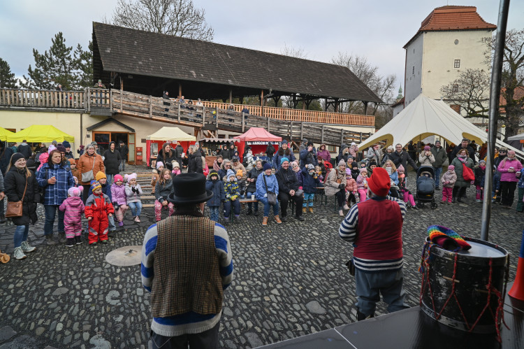 FOTOGALERIE: Vánoce v Ostravě baví. Lidé navštěvují hrad i světelná městečka