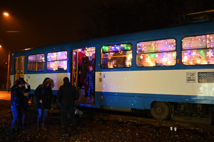 FOTOGALERIE: Tramvaj před kostelem už září, v novém roce ji čeká přestavba