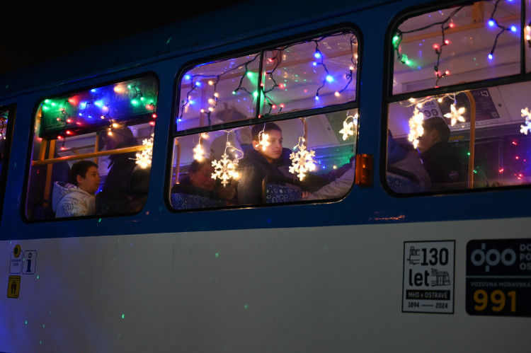 FOTOGALERIE: Tramvaj před kostelem už září, v novém roce ji čeká přestavba