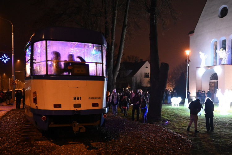 FOTOGALERIE: Tramvaj před kostelem už září, v novém roce ji čeká přestavba