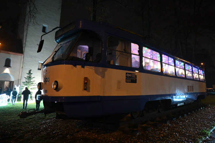 FOTOGALERIE: Tramvaj před kostelem už září, v novém roce ji čeká přestavba