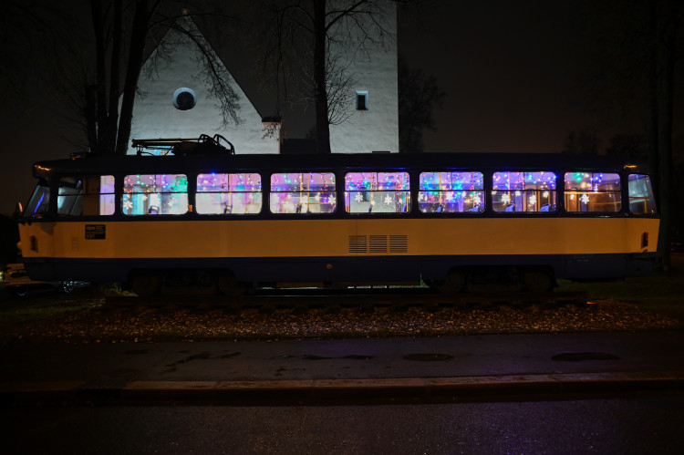 FOTOGALERIE: Tramvaj před kostelem už září, v novém roce ji čeká přestavba