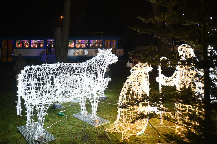 FOTOGALERIE: Tramvaj před kostelem už září, v novém roce ji čeká přestavba
