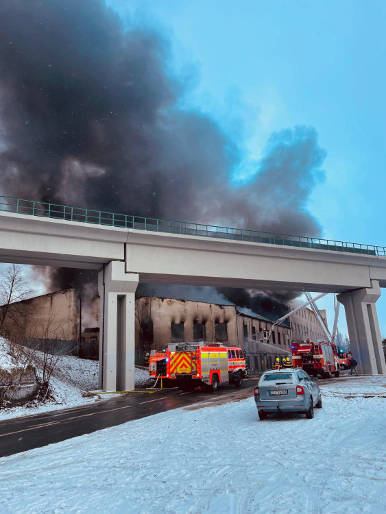 FOTOGALERIE: Hasiči mají na Štědrý den práci. Rozsáhlý požár v Bruntále