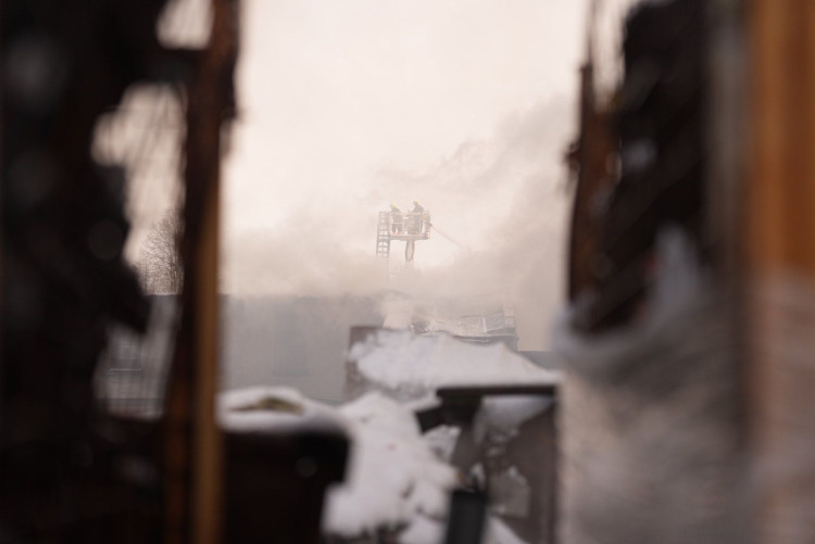 FOTOGALERIE: Hasiči mají na Štědrý den práci. Rozsáhlý požár v Bruntále